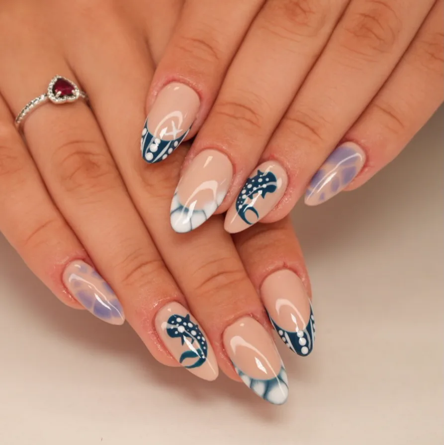 Helles Set mit blauen Blüten