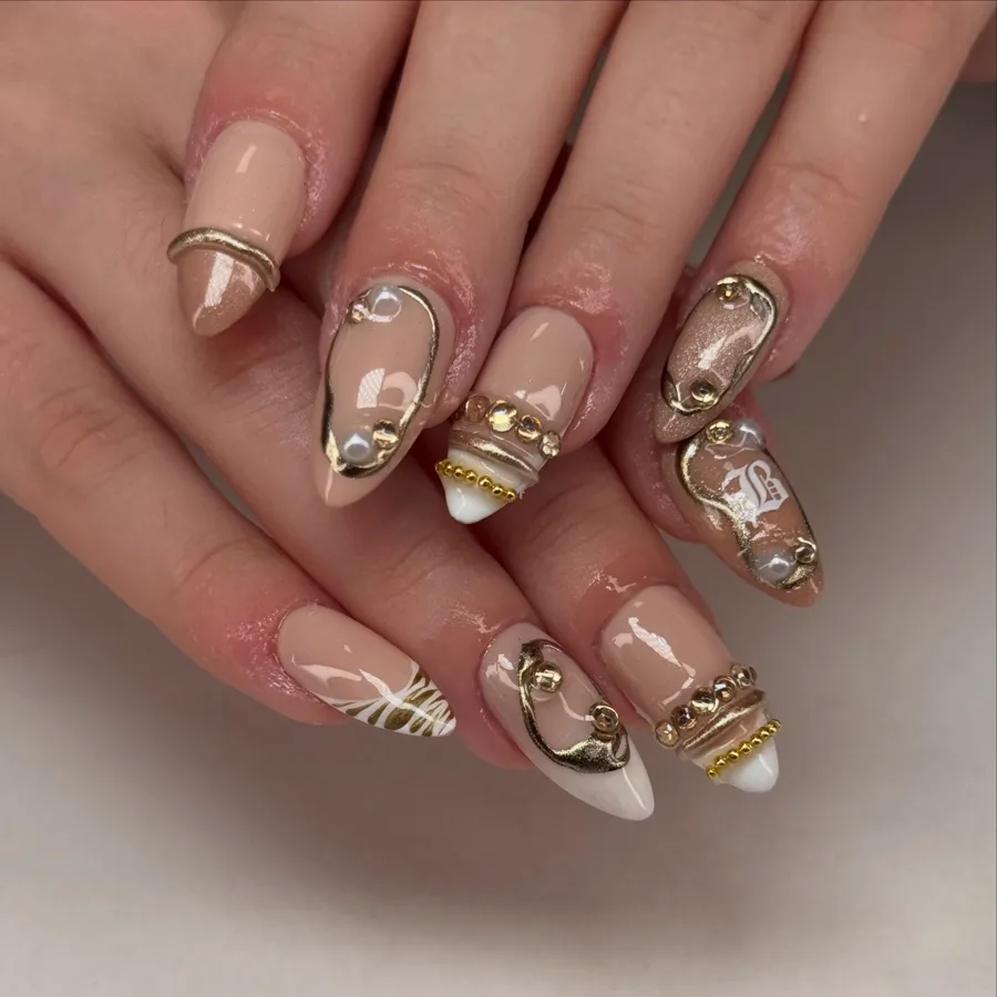 Nude-Set mit Gold-Details