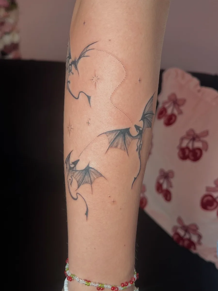 Skizzenhafte Drachen am Unterarm