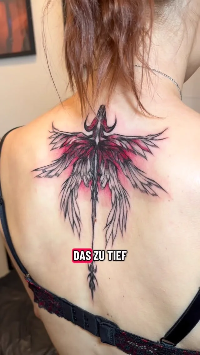 Phönix zwischen den Schulterblättern